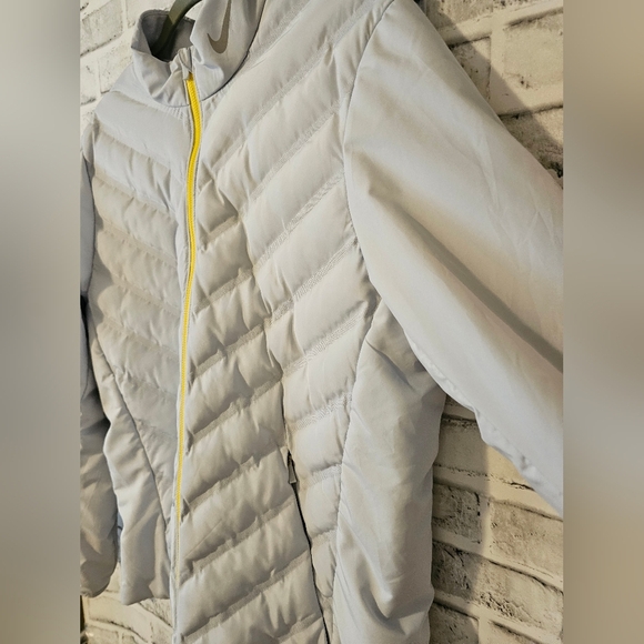 Nike womens Aeroloft jacket in size Medium. LIKE NEW! - Picture 3 of 9